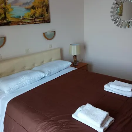 Agios Georgios - 2 Beds - Sleeps 5 - Free Parking *