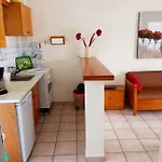 Agios Georgios - 2 Beds - Sleeps 5 - Free Parking Apartamento