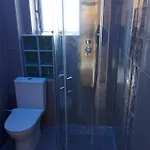Agios Georgios - 2 Beds - Sleeps 5 - Free Parking *