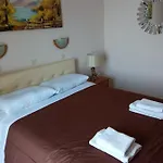 Agios Georgios - 2 Beds - Sleeps 5 - Free Parking *