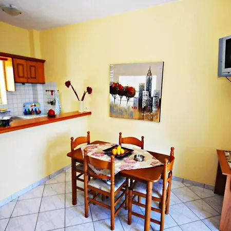 Apartamento Agios Georgios - 2 Beds - Sleeps 5 - Free Parking *
