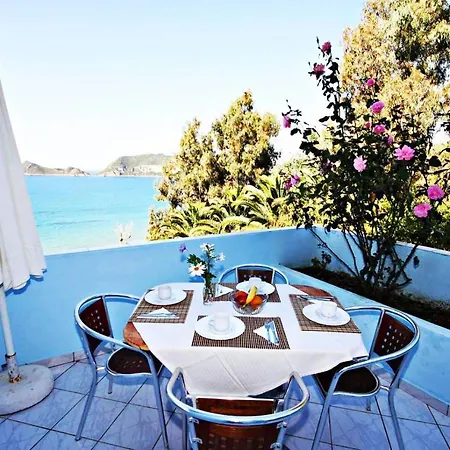 Agios Georgios - 2 Beds - Sleeps 5 - Free Parking