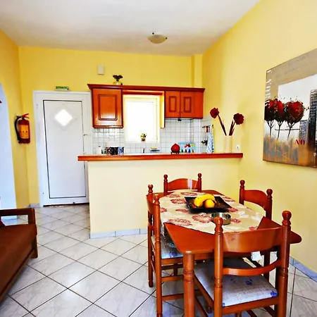 Apartamento Agios Georgios - 2 Beds - Sleeps 5 - Free Parking