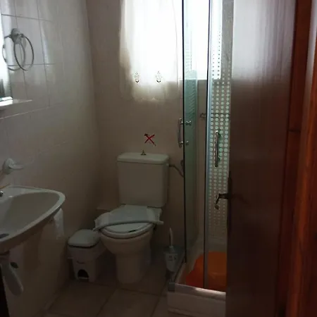 Agios Georgios - 2 Beds - Sleeps 5 - Free Parking Apartamento
