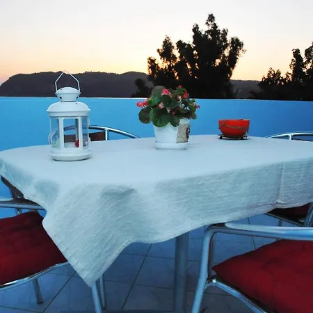 Agios Georgios - 2 Beds - Sleeps 5 - Free Parking *