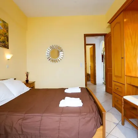 Agios Georgios - 2 Beds - Sleeps 5 - Free Parking *