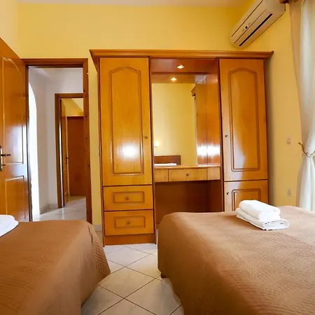Apartamento Agios Georgios - 2 Beds - Sleeps 5 - Free Parking