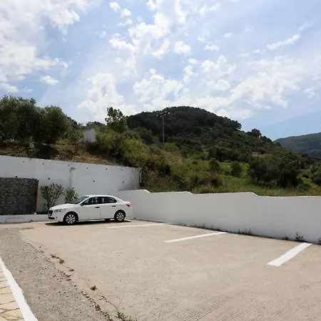 Agios Georgios - 2 Beds - Sleeps 5 - Free Parking