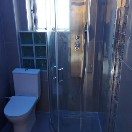 Agios Georgios - 2 Beds - Sleeps 5 - Free Parking *
