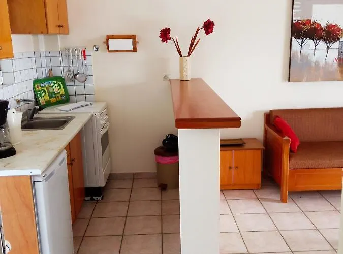Agios Georgios - 2 Beds - Sleeps 5 - Free Parking Apartment