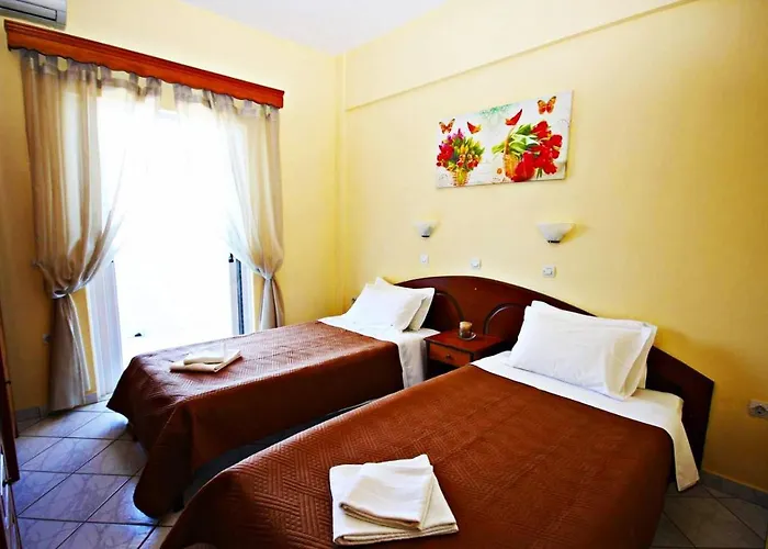 Agios Georgios - 2 Beds - Sleeps 5 - Free Parking Apartment