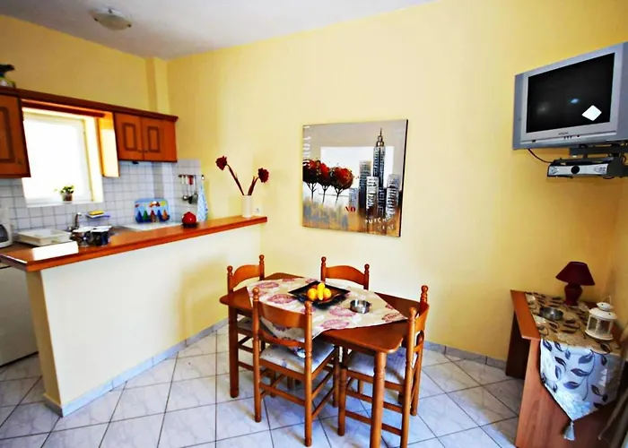 Apartment Agios Georgios - 2 Beds - Sleeps 5 - Free Parking *
