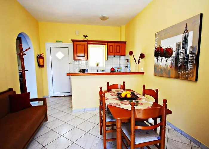 Apartment Agios Georgios - 2 Beds - Sleeps 5 - Free Parking