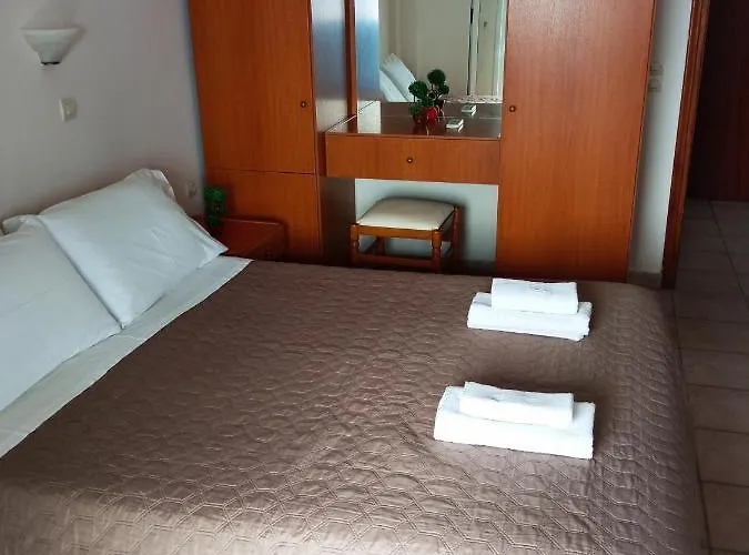 Agios Georgios - 2 Beds - Sleeps 5 - Free Parking Apartment