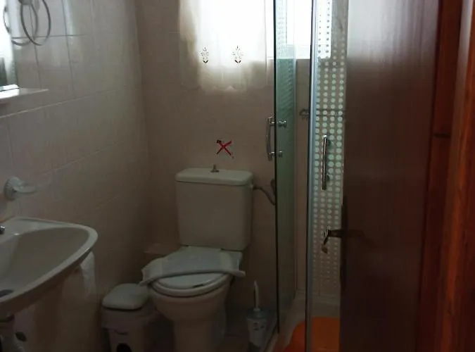 Agios Georgios - 2 Beds - Sleeps 5 - Free Parking Apartment