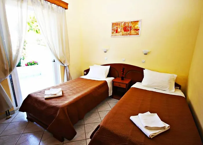 Agios Georgios - 2 Beds - Sleeps 5 - Free Parking Apartment *