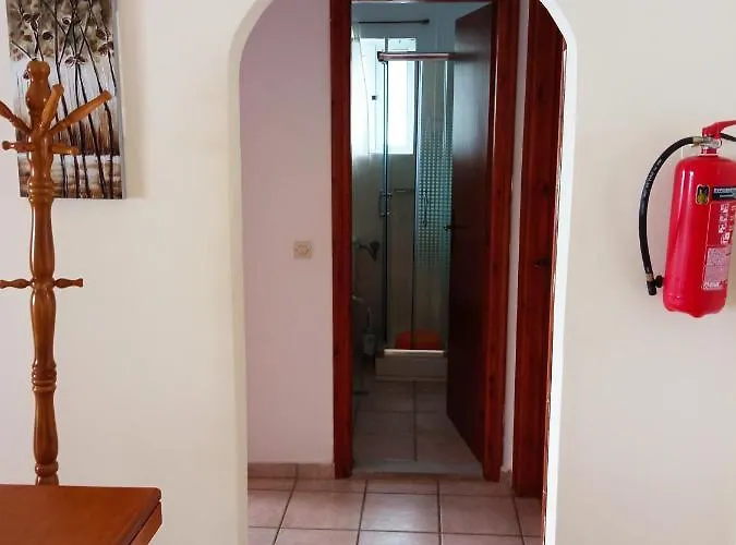 Agios Georgios - 2 Beds - Sleeps 5 - Free Parking Apartment Agios Georgios Pagon