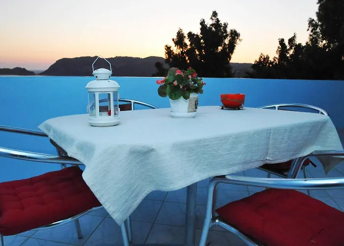 Agios Georgios - 2 Beds - Sleeps 5 - Free Parking *