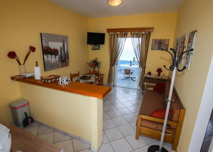Apartment Agios Georgios - 2 Beds - Sleeps 5 - Free Parking *