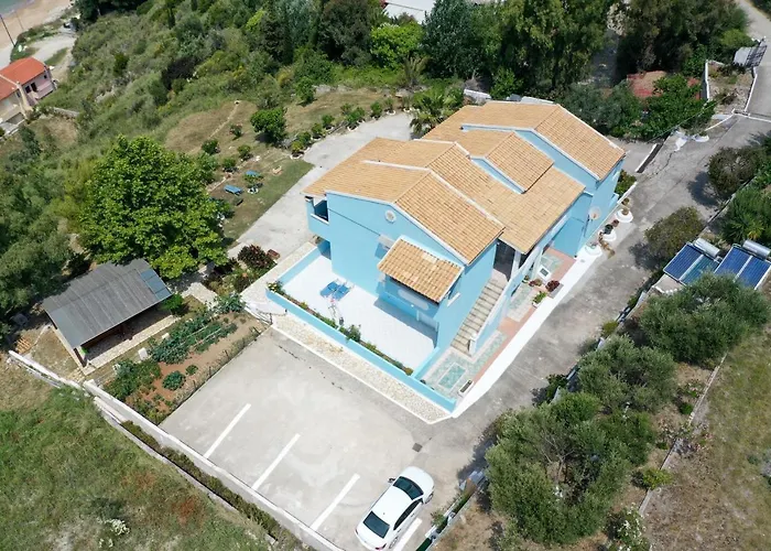 Agios Georgios - 2 Beds - Sleeps 5 - Free Parking