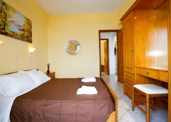 Agios Georgios - 2 Beds - Sleeps 5 - Free Parking *