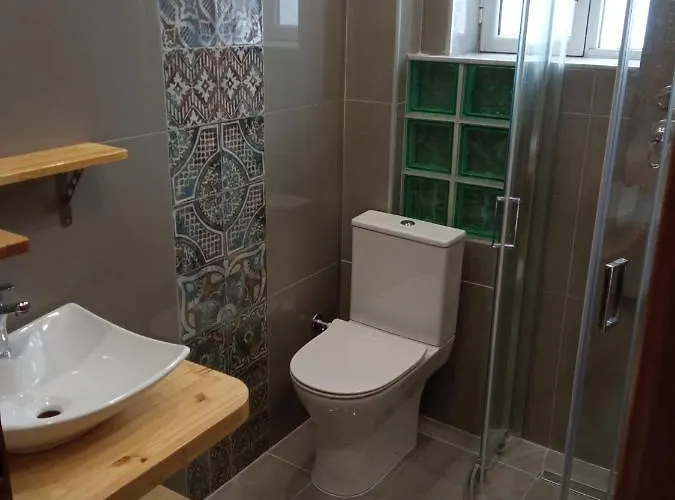 Agios Georgios - 2 Beds - Sleeps 5 - Free Parking Apartment *