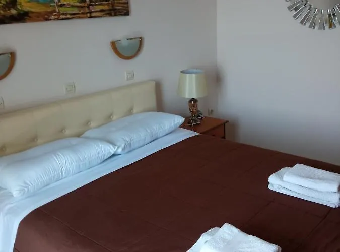Agios Georgios - 2 Beds - Sleeps 5 - Free Parking *