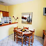Apartament Agios Georgios - 2 Beds - Sleeps 5 - Free Parking *