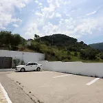 Agios Georgios - 2 Beds - Sleeps 5 - Free Parking