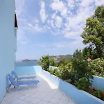 Agios Georgios - 2 Beds - Sleeps 5 - Free Parking *