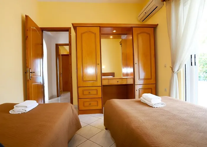 Апартаменты Agios Georgios - 2 Beds - Sleeps 5 - Free Parking