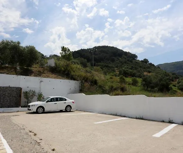 Agios Georgios - 2 Beds - Sleeps 5 - Free Parking