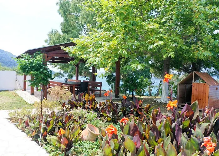 Agios Georgios - 2 Beds - Sleeps 5 - Free Parking Апартаменты Агиос-Георгиос-Пагон